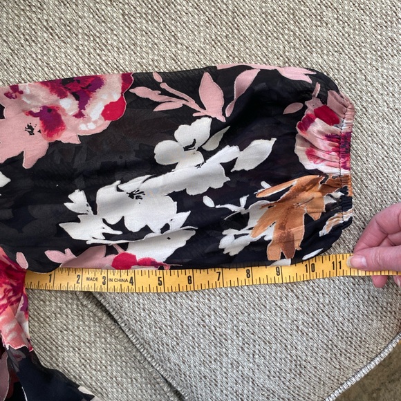 White House Black Market Floral Print Blouse in Black and Pink, size SP, organza - Picture 9 of 12